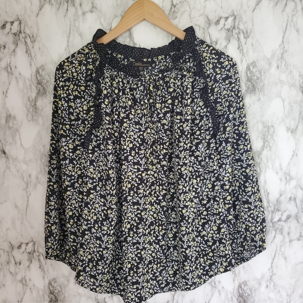 Dalia blouse size medium